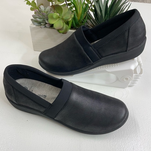 Clarks Black Loafers Comfortable Slip-On Flats in new condition - Picture 1 of 4